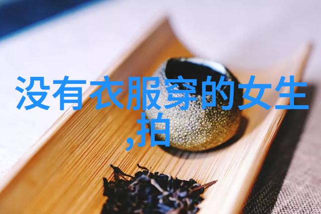 小白鞋风头正劲 时尚圈又开始流行小黑鞋了